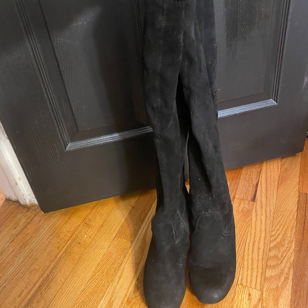 knee high black boots